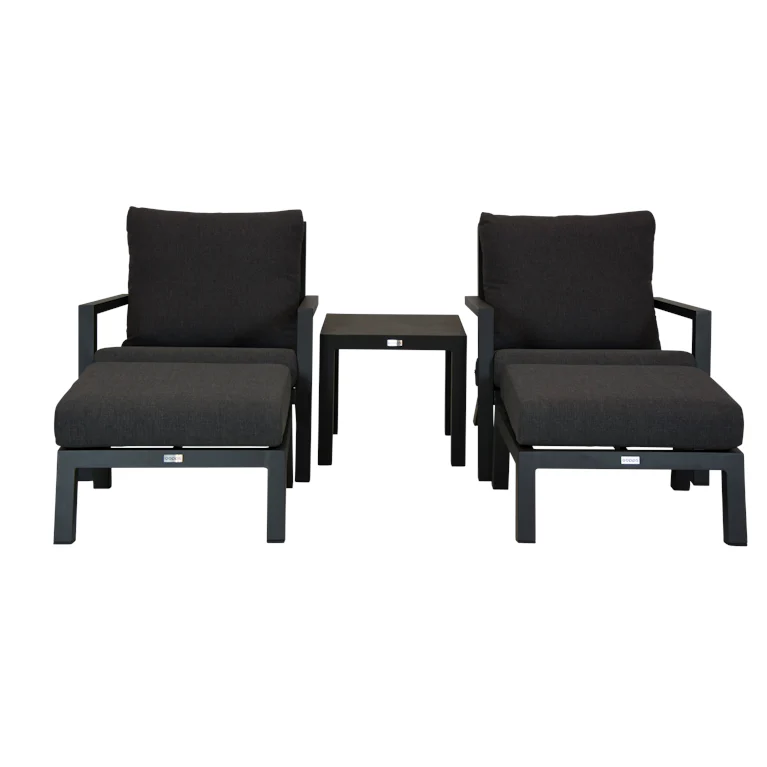 Qopps 2 Atlanta loungestoelen met 2 Atlanta voetenbanken en Atlanta bijzettafel