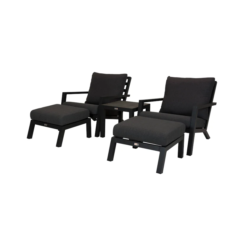 Qopps 2 Atlanta loungestoelen met 2 Atlanta voetenbanken en Atlanta bijzettafel